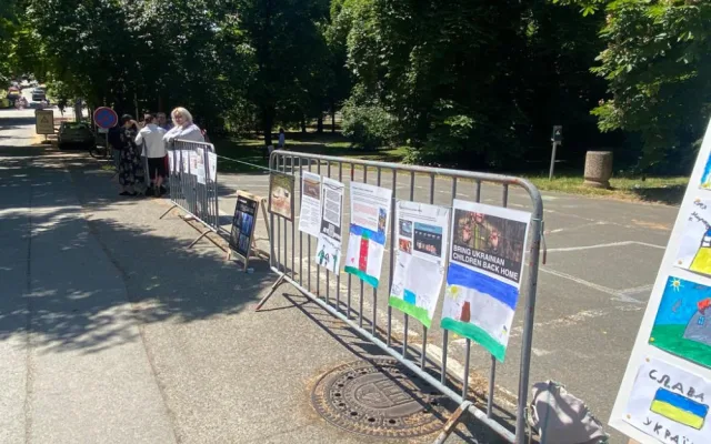 Před Ruskou ambasádou protestovali lidé proti deportaci ukrajinských dětí do Ruska