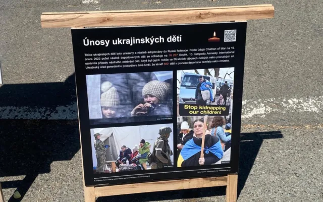 Před Ruskou ambasádou protestovali lidé proti deportaci ukrajinských dětí do Ruska