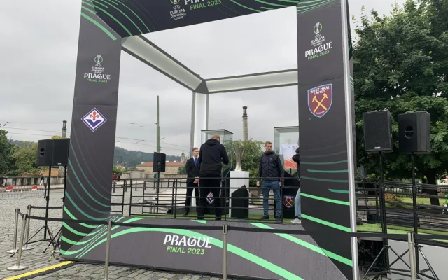 Pohár pro vítěze Evropské konferenční ligy je v Praze. Na fotku čekají fanoušci ve frontě