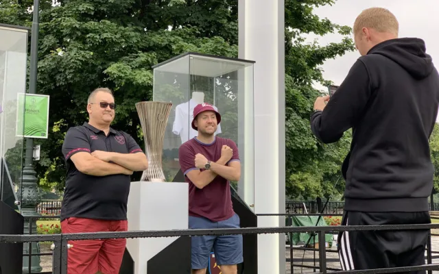 Pohár pro vítěze Evropské konferenční ligy je v Praze. Na fotku čekají fanoušci ve frontě