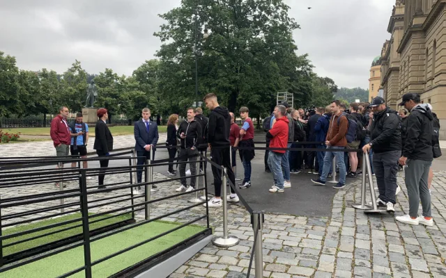 Pohár pro vítěze Evropské konferenční ligy je v Praze. Na fotku čekají fanoušci ve frontě