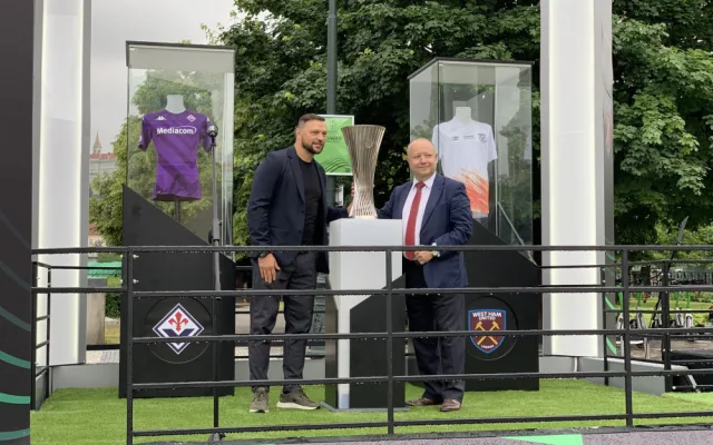 Pohár pro vítěze Evropské konferenční ligy je v Praze. Na fotku čekají fanoušci ve frontě