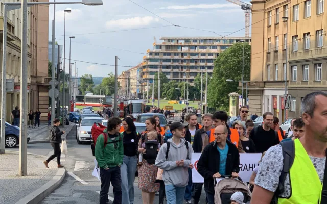 VIDEO: Třicítkáři opět blokují silnice. Jejich pochod už nechrání policie