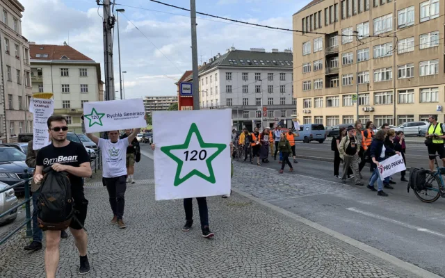 VIDEO: Třicítkáři opět blokují silnice. Jejich pochod už nechrání policie