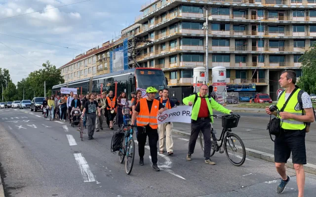 VIDEO: Třicítkáři opět blokují silnice. Jejich pochod už nechrání policie