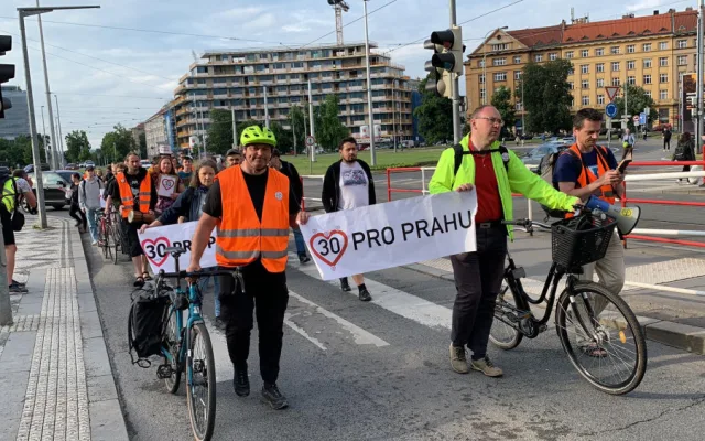 VIDEO: Třicítkáři opět blokují silnice. Jejich pochod už nechrání policie