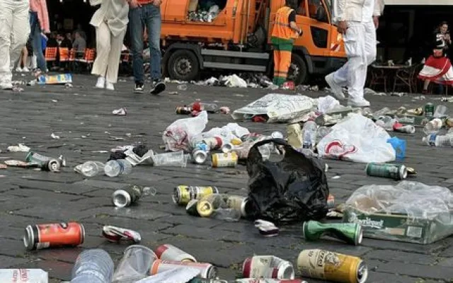 Fanoušci po sobě nechali v centru Prahy spoušť. Starostka napíše velvyslancům