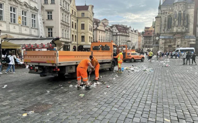 Fanoušci po sobě nechali v centru Prahy spoušť. Starostka napíše velvyslancům