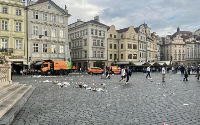 Fanoušci po sobě nechali v centru Prahy spoušť. Starostka napíše velvyslancům