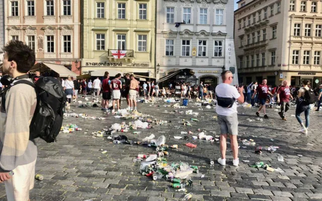 Fanoušci po sobě nechali v centru Prahy spoušť. Starostka napíše velvyslancům