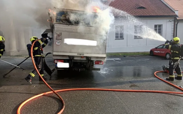 V Praze shořel náklaďák s hračkami, škoda je jeden a půl milionu