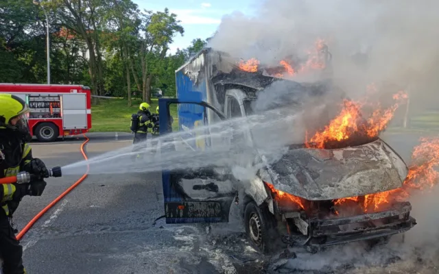 V Praze shořel náklaďák s hračkami, škoda je jeden a půl milionu