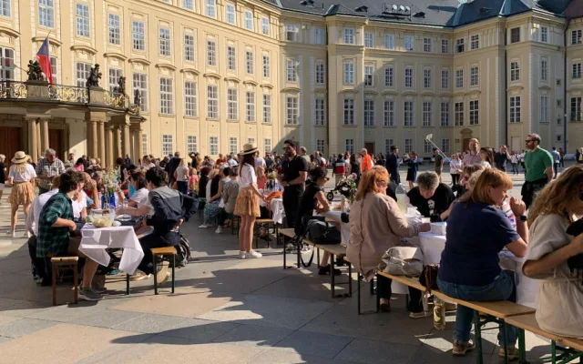 Katedrálu svatého Víta obepnul dlouhý stůl. Na hostinu přišel i prezident