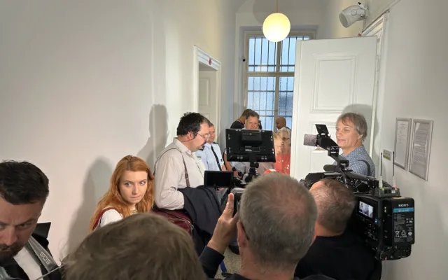 VIDEO: Provokatér, který vyzýval ke stržení ukrajinské vlajky, nesmí do Prahy. Nehodlá to respektovat