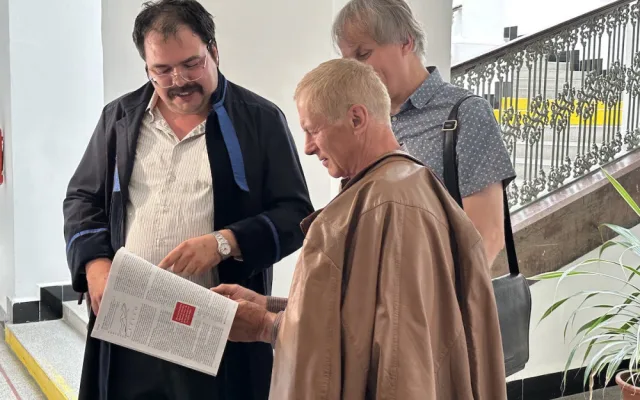 VIDEO: Provokatér, který vyzýval ke stržení ukrajinské vlajky, nesmí do Prahy. Nehodlá to respektovat