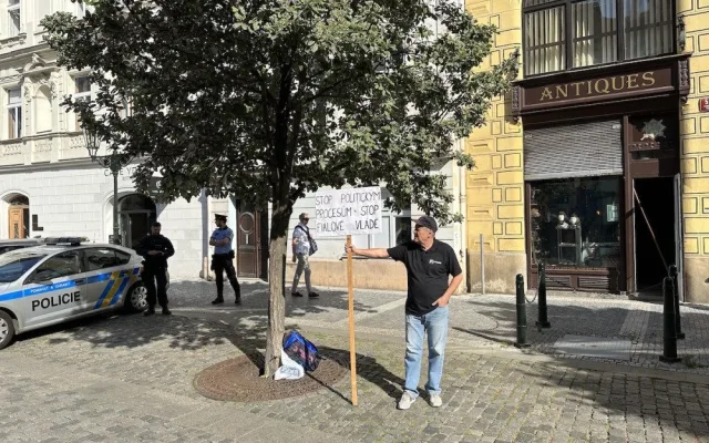 VIDEO: Provokatér, který vyzýval ke stržení ukrajinské vlajky, nesmí do Prahy. Nehodlá to respektovat