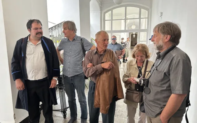 VIDEO: Provokatér, který vyzýval ke stržení ukrajinské vlajky, nesmí do Prahy. Nehodlá to respektovat