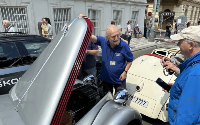 VIDEO: Centrum Prahy zaplnila historická auta, vydají se na závod do Bratislavy a zpět