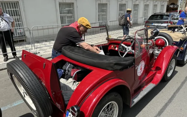 VIDEO: Centrum Prahy zaplnila historická auta, vydají se na závod do Bratislavy a zpět