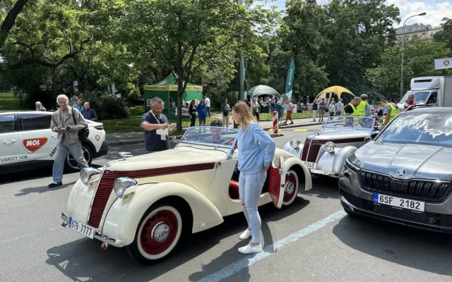 VIDEO: Centrum Prahy zaplnila historická auta, vydají se na závod do Bratislavy a zpět