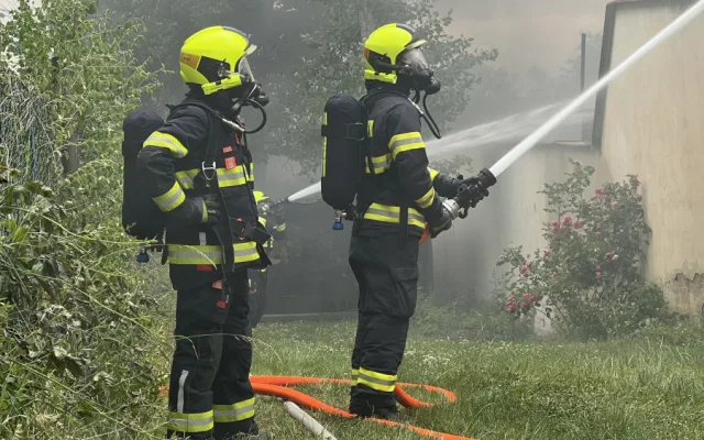 Lidi v centru vyděsil kouř na Hradě. Hasiči likvidují požár střelnice