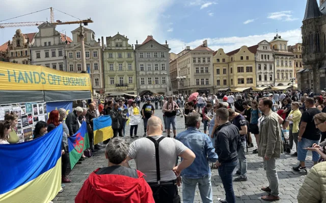Romové a Ukrajinci se na pietní akci sešli v centru Prahy, odmítli kolektivní vinu a xenofobii