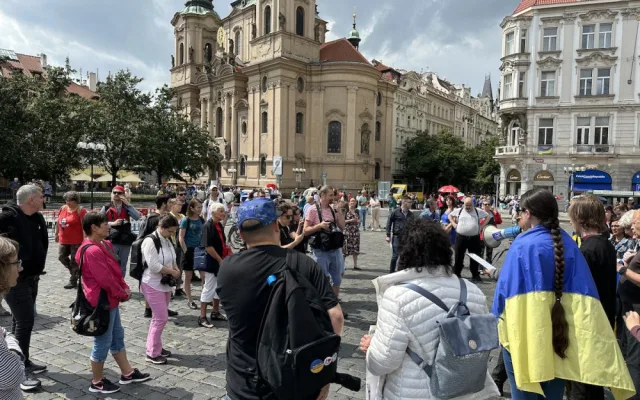 Romové a Ukrajinci se na pietní akci sešli v centru Prahy, odmítli kolektivní vinu a xenofobii