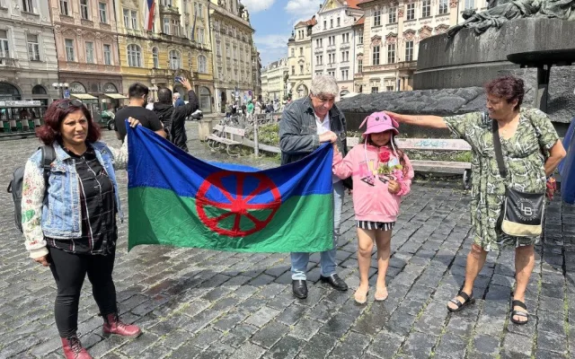 Romové a Ukrajinci se na pietní akci sešli v centru Prahy, odmítli kolektivní vinu a xenofobii