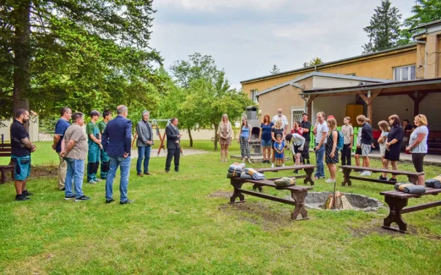 Z pražského vánočního stromu je posezení v zahradě dětského domova