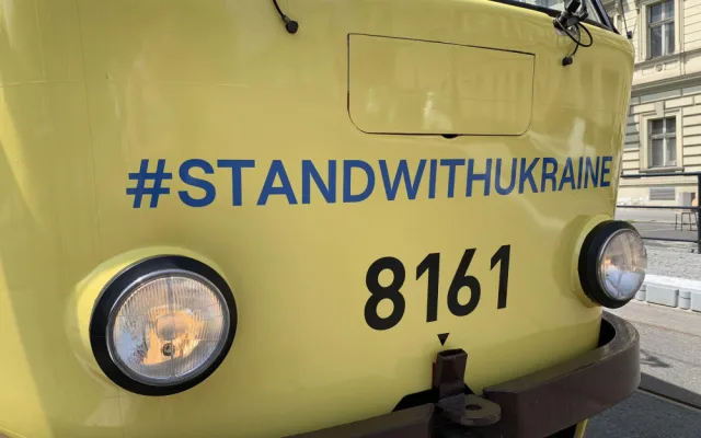 VIDEO: Prahou nově jezdí tramvaj v ukrajinských národních barvách