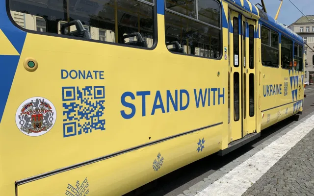 VIDEO: Prahou nově jezdí tramvaj v ukrajinských národních barvách