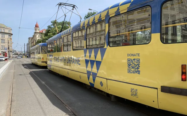 VIDEO: Prahou nově jezdí tramvaj v ukrajinských národních barvách