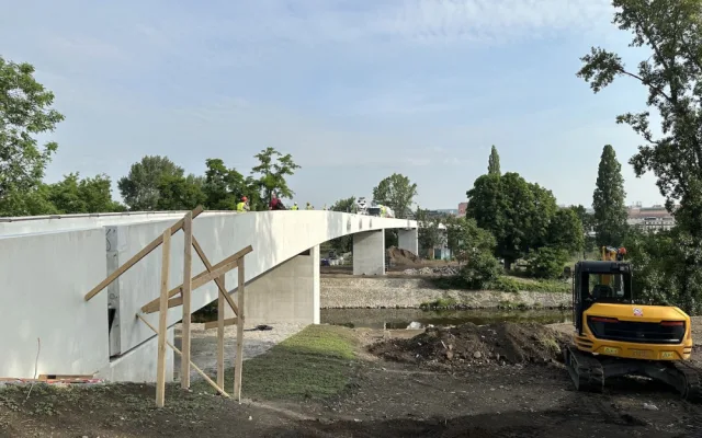 VIDEO: Štvanická lávka prochází zátěžovými zkouškami. Otevřít se má v červenci