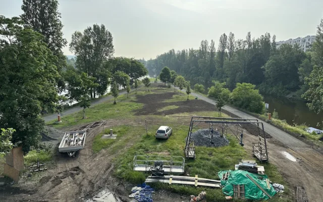 VIDEO: Štvanická lávka prochází zátěžovými zkouškami. Otevřít se má v červenci