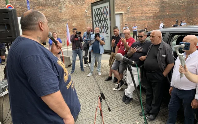 Romy přišli podpořit proruští aktivisté. Romové jsou v práci, vysvětloval řečník