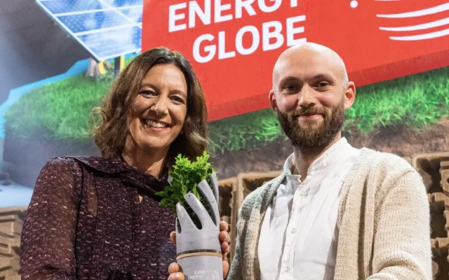 Vítězem se loni stal kyjovský start-up MYCO. Na snímku je generální ředitelka společnosti E.ON v České republice Claudia Viohl a zakladatel projektu MYCO David Minařík.