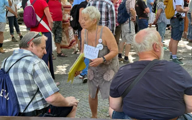 VIDEO: Před VŠE vyjádřily podporu Ševčíkovi desítky lidí, promluvil i pravomocně odsouzený politik Skála nebo herec Vyskočil