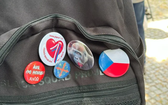 VIDEO: Před VŠE vyjádřily podporu Ševčíkovi desítky lidí, promluvil i pravomocně odsouzený politik Skála nebo herec Vyskočil
