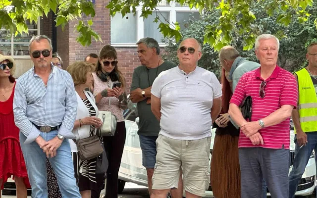 VIDEO: Před VŠE vyjádřily podporu Ševčíkovi desítky lidí, promluvil i pravomocně odsouzený politik Skála nebo herec Vyskočil