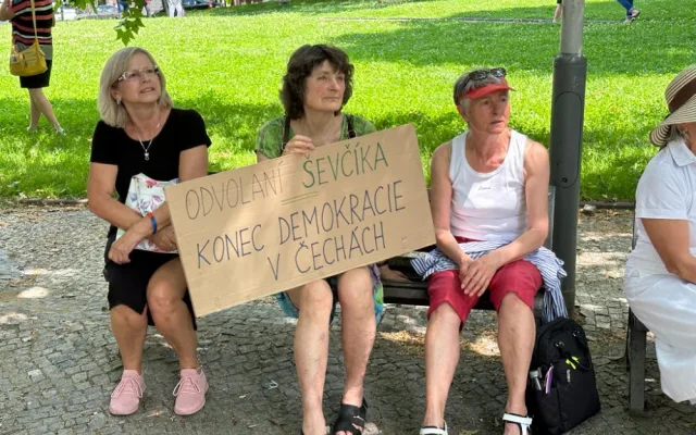 VIDEO: Před VŠE vyjádřily podporu Ševčíkovi desítky lidí, promluvil i pravomocně odsouzený politik Skála nebo herec Vyskočil