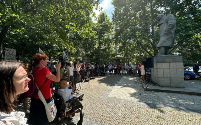 VIDEO: Před VŠE vyjádřily podporu Ševčíkovi desítky lidí, promluvil i pravomocně odsouzený politik Skála nebo herec Vyskočil