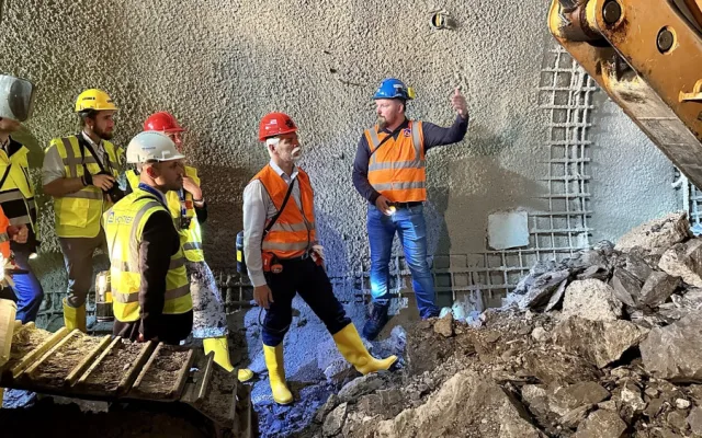VIDEO: Prezident pokračoval v návštěvě Prahy, podíval se do tunelu metra D nebo nízkoprahového klubu