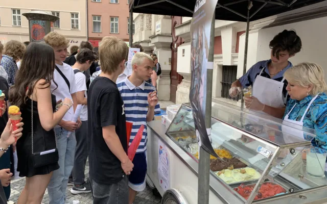 Začaly prázdniny. Děti v centru Prahy stojí frontu na zmrzlinu zdarma