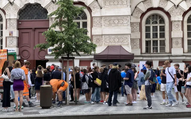 Začaly prázdniny. Děti v centru Prahy stojí frontu na zmrzlinu zdarma
