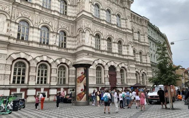 Začaly prázdniny. Děti v centru Prahy stojí frontu na zmrzlinu zdarma