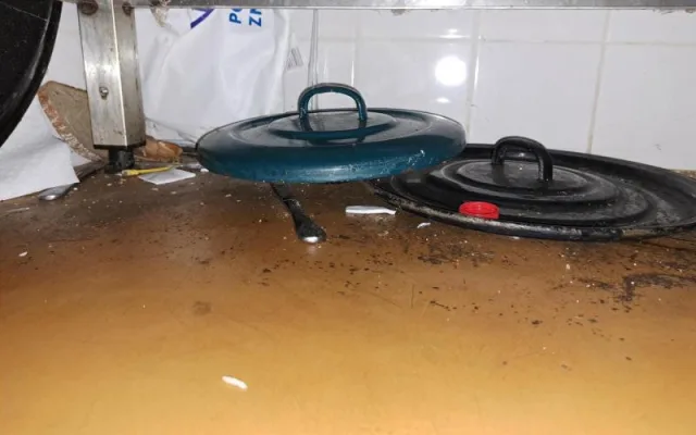 Myší trus, špinavé mrazáky, zanedbaný úklid. Kuchyň pražské hospody zavřela inspekce