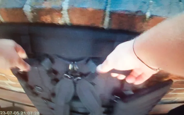 Muž bránil hradby. Zastrašoval kolemjdoucí a házel trámy na policisty