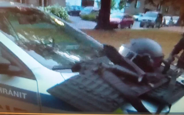 Muž bránil hradby. Zastrašoval kolemjdoucí a házel trámy na policisty