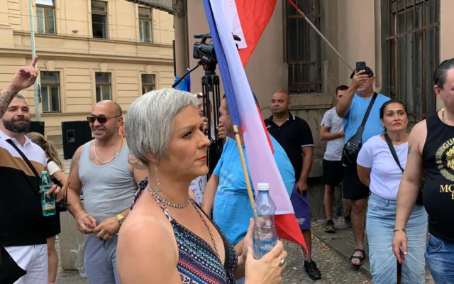 Romové a proruští aktivisté v Praze demonstrují za mír