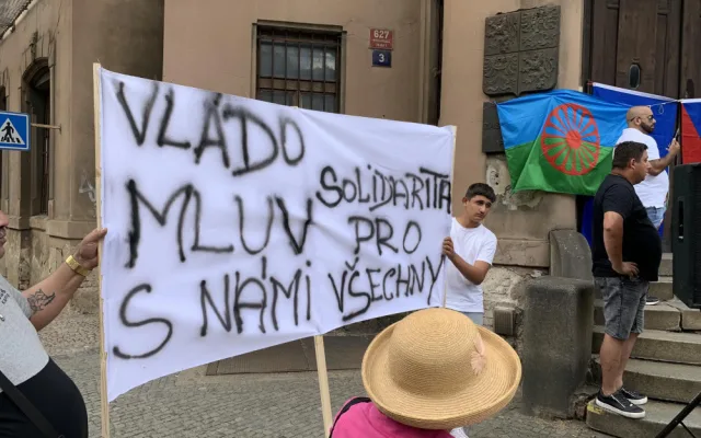 Romové a proruští aktivisté v Praze demonstrují za mír